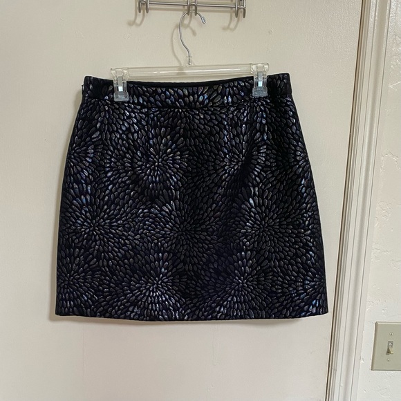 LOFT embossed pattern black shiny skirt size 8 - Picture 15 of 16